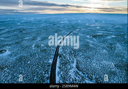 Vista aerea di una strada ghiacciata che attraversa l'Islanda meridionale Foto Stock