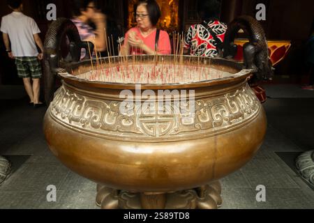 Singapore - 23 ottobre 2019: Un enorme calderone pieno di offerte di incenso all'ingresso del Tempio e Museo della reliquia del dente di Buddha Foto Stock