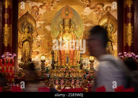 Singapore - 23 ottobre 2019: Scena del Buddha d'oro e altre figure al Tempio e Museo della reliquia del dente del Buddha Foto Stock