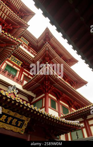 Singapore - 23 ottobre 2019: Tempio e museo della reliquia del dente del Buddha, all'interno Foto Stock