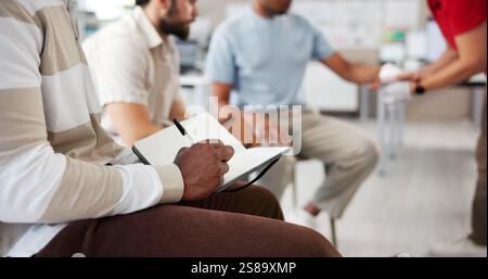Mani, pronto soccorso e scrittura per la formazione, emergenza e bende per l'apprendimento sul posto di lavoro. Corso di sviluppo di persone, notebook e dipendenti per Foto Stock