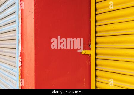 Bohri Kadal, Srinagar, Jammu e Kashmir, India. Edifici colorati in un mercato. Foto Stock