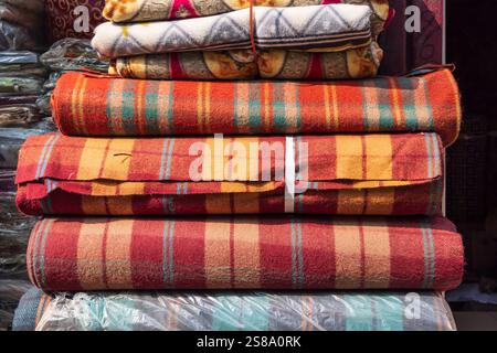 Bohri Kadal, Srinagar, Jammu e Kashmir, India. Stoffa a quadri in vendita presso un negozio. Foto Stock