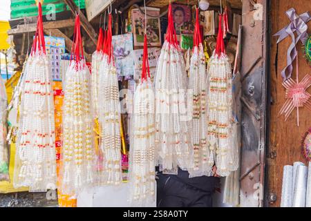 Nowhatta, Srinagar, Jammu e Kashmir, India. Perline in vendita in un mercato. Foto Stock