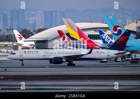 Aeroporto internazionale di Los Angeles Aeroporto 1-18-2025 Inglewood, CA USA Delta Airlines Boeing 757-200 N704X passando davanti agli arrivi internazionali all'Aeroporto Internazionale di Los Angeles Foto Stock