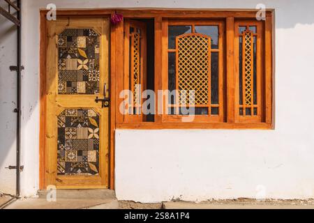Raiyar Beruwa, Khan Sahib Tehsil, Jammu e Kashmir, India. Porta e finestra in legno in una casa. Foto Stock