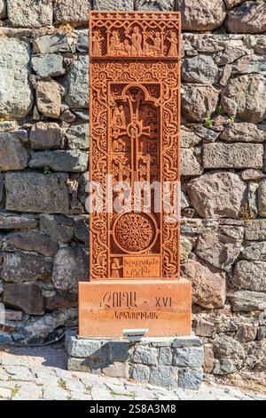 Armenia, provincia di Ararat. Monastero di Geghard. Stele di pietra scolpita chiamata khachkar, nota anche come pietra a croce armena. Foto Stock