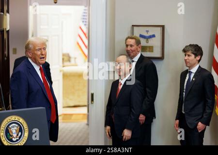 Washington, Stati Uniti. 21 gennaio 2025. Martedì 21 gennaio 2025, il presidente Donald Trump fa osservazioni nella sala Roosevelt della Casa Bianca a Washington DC, mentre il CEO di Softbank Masayoshi Son, il CEO di Oracle Larry Ellison e il CEO di Open ai Sam Altman guardano. Il presidente Trump ha fatto delle osservazioni con gli amministratori delegati, dove ha annunciato una nuova iniziativa ai e ha affrontato domande relative alla sua grazia il 6 gennaio. (Foto di Aaron Schwartz/Pool/ABACAPRESS. COM) credito: Abaca Press/Alamy Live News Foto Stock