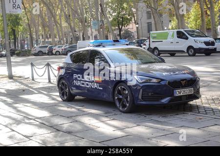Un'auto blu scuro della polizia è parcheggiata in una strada di Madrid, Spagna. Il veicolo fa parte della flotta delle forze dell'ordine locali. Foto Stock