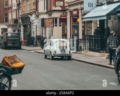 Nuvoloso giorno invernale nel centro di Londra. Stile di vita di strada europeo. Foto Stock