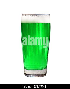 Pinta di bicchiere con birra verde per il giorno di San Patrizio, ritaglio isolato su bianco Foto Stock