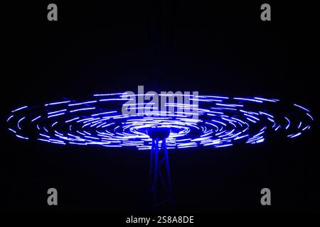 Londra, Regno Unito. 21 gennaio 2025. "Error" di Vendel & de Wolf è in mostra al Canary Wharf festival annuale delle luci invernali. Il festival delle luci invernali offre spettacolari installazioni di luci libere e opere d'arte coinvolgenti intorno a Canary Wharf nella zona est di Londra. L'evento si svolge dal 21 gennaio al 1° febbraio, tutti i giorni dalle 17:00 alle 22:00. Crediti: Waldemar Sikora / Alamy Live News Foto Stock