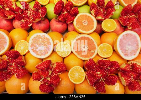 Variopinto assortimento di frutta fresca, tra cui agrumi e frutti di bosco Foto Stock