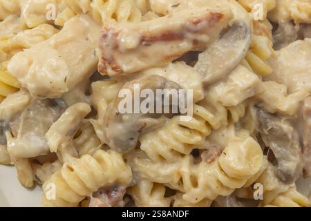 piatto di pasta fusilli con pollo e funghi Foto Stock