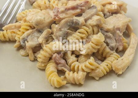 piatto di pasta fusilli con pollo e funghi Foto Stock