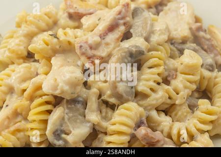 piatto di pasta fusilli con pollo e funghi Foto Stock