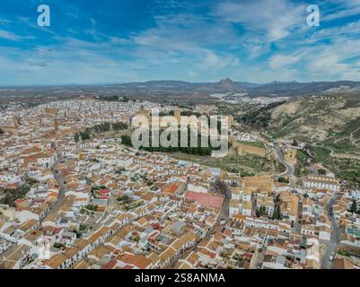 Veduta aerea della fortezza moresca di Antequera con il mastio rettangolare e delle mura della città in Andalusia Spagna Foto Stock