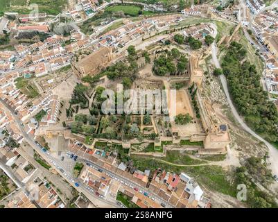 Veduta aerea della fortezza moresca di Antequera con il mastio rettangolare e delle mura della città in Andalusia Spagna Foto Stock