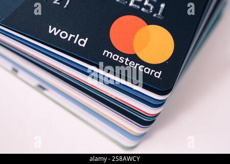 Un sacco di carte di credito e debito sul tavolo. Il logo Mastercard sulle carte. 20 febbraio 2021, Barnaul, Russia Foto Stock