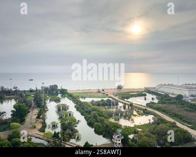 Vypin Island, Kerala, India - 14 maggio 2024: Vista mozzafiato dell'isola di Vypin e della spiaggia di Puthuvype dal faro di Vypin. Foto Stock