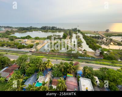 Vypin Island, Kerala, India - 14 maggio 2024: Vista mozzafiato dell'isola di Vypin e della spiaggia di Puthuvype dal faro di Vypin. Foto Stock