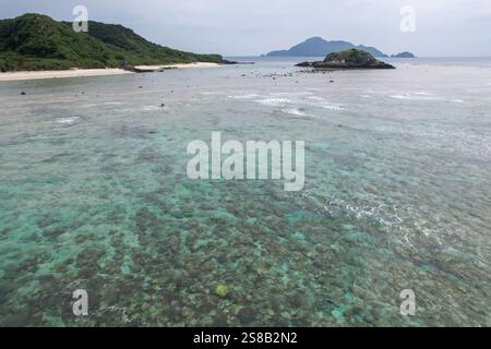 Fotografare il mare primaverile di Aka Island, il villaggio di Zamami, la prefettura di Okinawa, in Giappone con un drone. Foto Stock