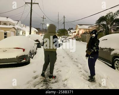 New Orleans, Louisiana, Stati Uniti. 21 gennaio 2025. Una rara tempesta di neve copre Mid-City New Orleans il 21 gennaio 2025 con un'altezza di 6'' in caduta nel Big Easy che avrebbe stabilito un record di tutti i tempi per la città. L'ultima volta che nevicò a New Orleans fu di 2009 a 1/10'' e il precedente record fu di 2,7'' il 31 dicembre 1963. (Credit Image: © Bob Daemmrich/ZUMA Press Wire) SOLO PER USO EDITORIALE! Non per USO commerciale! Foto Stock