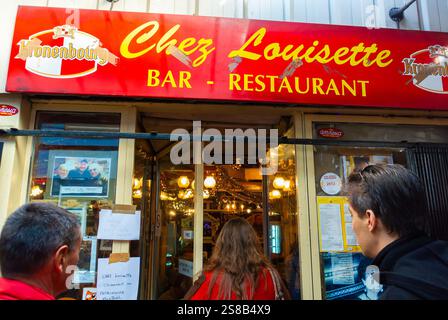 Saint-Ouen-sur-Seine, France, Paris Suburbs, People, Tourists,  Entering Local French Bistro Restaurant "Chez Louisette" in French Flea Market, Marché Foto Stock