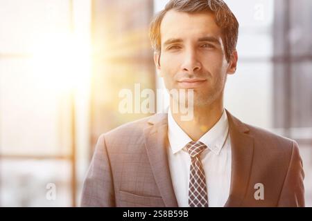 Serio dirigente d'affari di mezza età in piedi in ufficio. Intelligenza artificiale generativa Foto Stock
