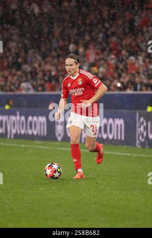 Lisboa, Portogallo. 21 gennaio 2025. Andreas Schjelderup del Benfica visto in azione durante la UEFA Champions League, tra Benfica e FC Barcelona. Punteggio finale; Benfica 4:5 Barcellona. Credito: SOPA Images Limited/Alamy Live News Foto Stock