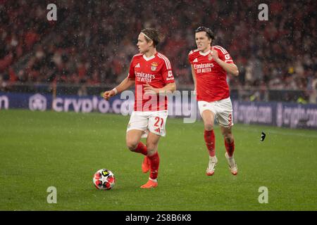 Lisboa, Portogallo. 21 gennaio 2025. Andreas Schjelderup (L) e Alvaro Carreras (R) del Benfica visti in azione durante la UEFA Champions League, tra il Benfica e il Barcellona. Punteggio finale; Benfica 4:5 Barcellona. (Foto di Nuno Branco/SOPA Images/Sipa USA) credito: SIPA USA/Alamy Live News Foto Stock