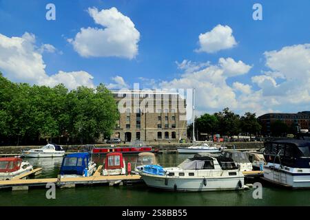 Arnolfini Contemporary Arts Center e barche ormeggiate sul Floating Harbour, Bristol, Inghilterra. Foto Stock