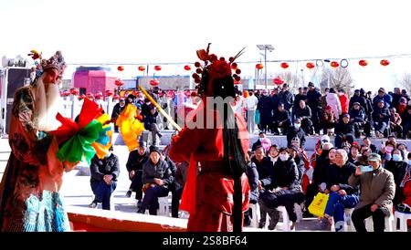 Zhangye, Cina. 22 gennaio 2025. I fan del patrimonio culturale immateriale eseguono l'opera Qin per turisti nella piazza culturale del villaggio di Zhenjiang, città di Heiquan, contea di Gaotai, a Zhangye, Cina, il 21 gennaio 2025. (Foto di Costfoto/NurPhoto) credito: NurPhoto SRL/Alamy Live News Foto Stock