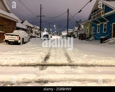 New Orleans, Louisiana, Stati Uniti. 21 gennaio 2025. Una rara tempesta di neve copre Mid-City New Orleans con un'altezza massima di 6'' in caduta nel Big Easy che avrebbe stabilito un record di tutti i tempi per la città. L'ultima volta che nevicò a New Orleans fu di 2009 a 1/10'' e il precedente record fu di 2,7'' il 31 dicembre 1963. (Credit Image: © Bob Daemmrich/ZUMA Press Wire) SOLO PER USO EDITORIALE! Non per USO commerciale! Foto Stock