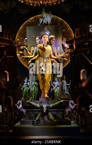 Idolo della dea devi Durga in un pandalo splendidamente decorato durante il Durga Puja festival a Kolkata, Bengala Occidentale, India, il 9 ottobre 2024 Foto Stock