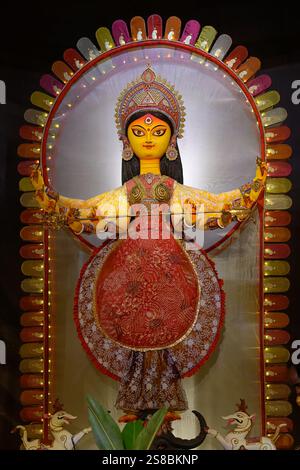 Idolo della dea devi Durga in un pandalo splendidamente decorato durante il Durga Puja festival a Kolkata, Bengala Occidentale, India, il 9 ottobre 2024 Foto Stock