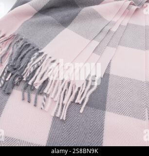 Primo piano di un campione di tessuto a quadri o sciarpa con motivo a scacchi nei colori rosa pastello pallido e grigio Foto Stock