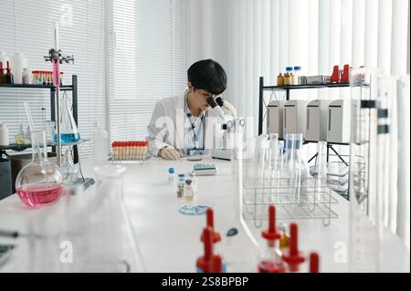 Scienziato che conduce ricerche nel laboratorio moderno Foto Stock