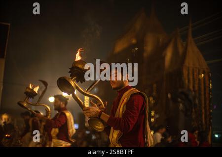 Madrid, Madrid, Spagna. 20 gennaio 2025. Arti Ritual al Kumbh Mela 2025 (immagine di credito: © Baciu Cristian/ZUMA Press Wire) SOLO PER USO EDITORIALE! Non per USO commerciale! Foto Stock