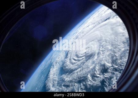 Terra nell'oblò della navicella spaziale. Uragano visto dallo spazio sopra il pianeta Terra. Tempesta, uragano, tifone. Elementi di questa immagine forniti dalla NASA. Foto Stock