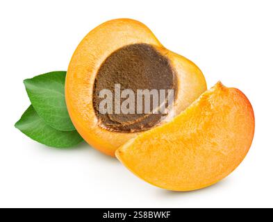 Albicocca con fette e foglie ritoccate e sfondo bianco isolato Foto Stock