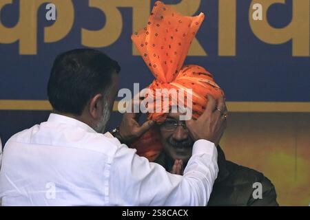 NUOVA DELHI, INDIA - 21 GENNAIO: AAP convoca Arvind Kejriwal durante la nuova adesione di diversi gruppi, al quartier generale del partito, in vista delle elezioni dell'assemblea di Delhi del 21 gennaio 2025 a nuova Delhi, India. (Foto di Salman Ali/Hindustan Times/Sipa USA) Foto Stock