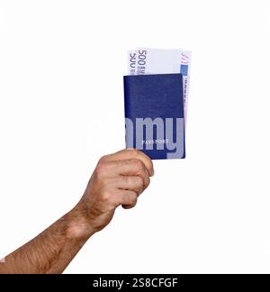 Uomo isolato che tiene in mano un passaporto blu coperto con banconote in euro. Foto Stock