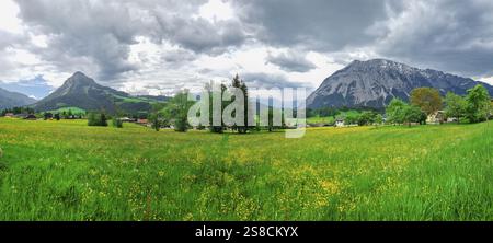 Paesaggio estivo austriaco con il monte Grimming (2,351 m), una vetta isolata nei monti Dachstein, vista dal piccolo villaggio alpino di Tauplitz, Styr Foto Stock