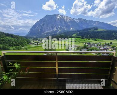 Paesaggio estivo austriaco con il monte Grimming (2,351 m), una vetta isolata nei monti Dachstein, vista dal piccolo villaggio alpino di Tauplitz, Styr Foto Stock