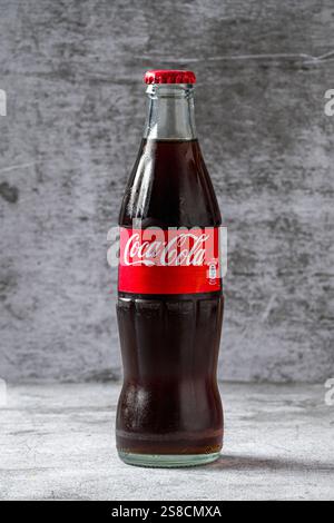 Antalya, Turchia - 7 novembre 2023: Classica bottiglia di Coca-Cola in vetro su tavolo in pietra Foto Stock