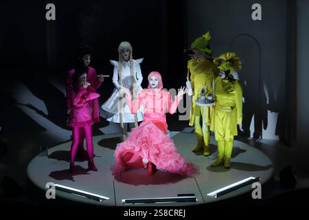 Catherine Stoyan als Lily Mercedes Pastia u.a., Till Wonka als Escamillo u.a., Riah Knight als Micaela u.a., Lindy Larsson als Carmen, Marc Benner als Zuniga u.a. und via Jikeli als Don Jose, v.l., während der Fotoprobe Stück das für Carmen im Maxim Gorki Theater di Berlino, 21. Gennaio 2025. // Nach Georges Bizet. Regie Christian Weise. Bühne Julia Oschatz e Felix Remme. Kostüme Lane Schäfer. Prima colazione 24 ore su 24. Gennaio 2025. Teatro Maxim Gorki Berlin Carmen *** Catherine Stoyan nel ruolo di Lily Mercedes Pastia u a , Till Wonka nel ruolo di Escamillo u a , Riah Knight nel ruolo di Micaela u a , Lindy Larsson nel ruolo di Carmen , Foto Stock