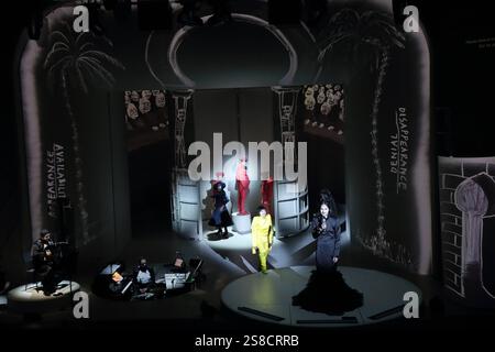 Via Jikeli als Don Jose und Lindy Larsson als Carmen, Vorn v.l., sowie hinten v.l. Catherine Stoyan als Lily Mercedes Pastia u.a., Riah Knight als Micaela u.a., Till Wonka als Escamillo u.a. und Marc Benner als Zuniga u.a. während Stück der Fotoprobe für Carmen im Maxim Gorki Theater di Berlino, 21. Gennaio 2025. // Nach Georges Bizet. Regie Christian Weise. Bühne Julia Oschatz e Felix Remme. Kostüme Lane Schäfer. Prima colazione 24 ore su 24. Gennaio 2025. Teatro Maxim Gorki di Berlino Carmen *** via Jikeli nel ruolo di Don Jose e Lindy Larsson nel ruolo di Carmen, fronte e retro di Catherine Stoyan nel ruolo di Lily Merc Foto Stock