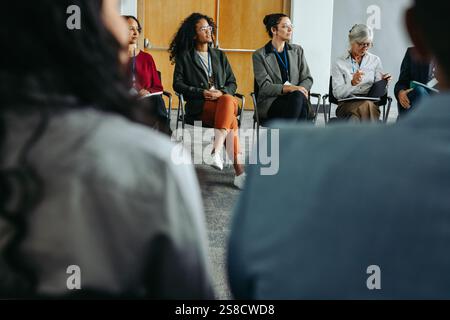 Diversi gruppi di professionisti si sono impegnati in un incontro formale, discutendo e mettendo in rete durante un evento. Foto Stock