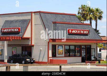 DATA DI REGISTRAZIONE NON INDICATA. Jack in the Box, Fastfood Burger-Restaurant am Pacific Coast Highway - kurz PCH - a Sunset Beach, Kalifornien, USA. Jack in the Box ist eine amerikanische Schnellrestaurantkette mit Sitz a San Diego. SIE ist eine der führenden amerikanischen Fastfoodketten mit mehr als 2200 Restaurants, Stand 2023 - in 21 hauptsächlich westlichen US-Bundesstaaten **** DATA RECORD NON DICHIARATA Jack in the Box, fast food hamburger Restaurant sulla Pacific Coast Highway PCH a Sunset Beach, California, USA Jack in the Box è una catena di fast food americana con sede a San Diego, uno dei migliori ristoranti Foto Stock